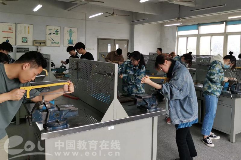 在專業(yè)課中培育勞動情懷 中國計量大學勞動教育的創(chuàng)新路徑